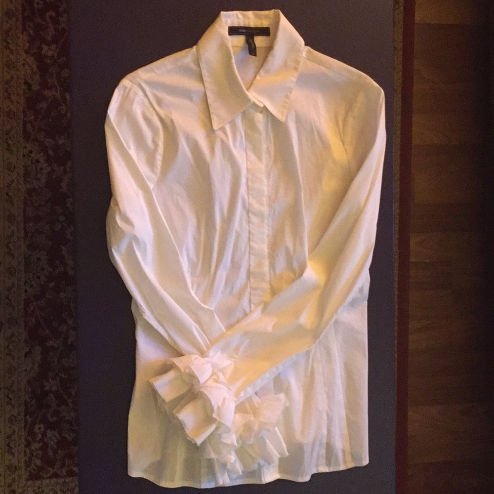 Crisp white ruffled sleeve blouse.